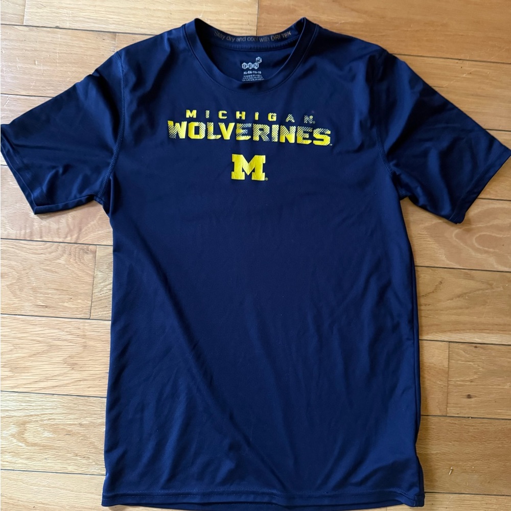 🎀3/$25🎀 Michigan Wolverines T-Shirt, size youth large